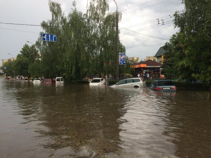 Затоплені вулиці й повалені дерева: у Луцьку ліквідовують наслідки буревію 