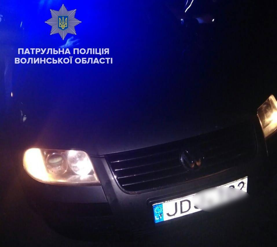 У Луцьку п'яний водій зачинився від поліцейських в машині і викликав швидку (відео) 