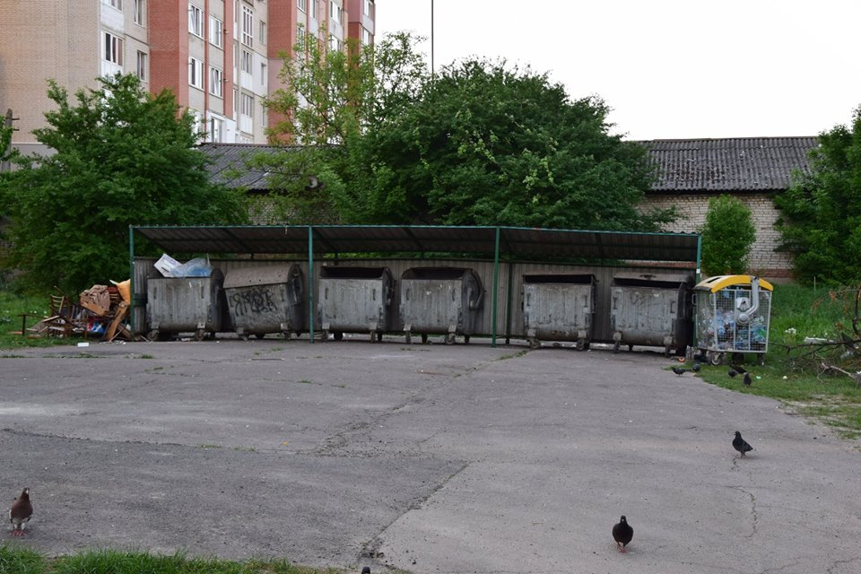 У Луцьку дитячий майданчик «звільнять» від смітників (фото)