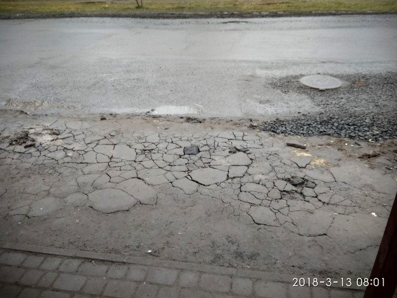 Лучани скаржаться на жахливий стан дороги біля зупинки (фото)