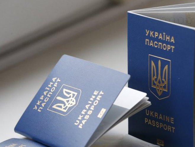 Українці документи подають, а забирати паспорт не поспішають, – міграційна служба 