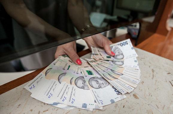 Українці в січні забрали з банків майже два мільярди гривень 