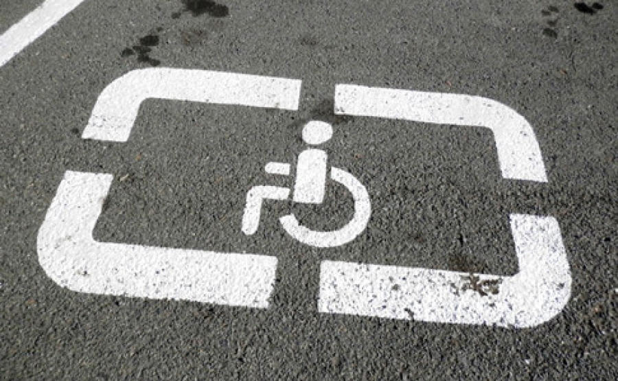 У Луцьку за день оштрафували 10 водіїв за паркування на місцях для людей з інвалідністю