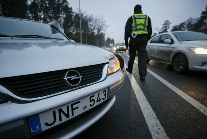 Пояснили, як перевірити легальність автомобіля з Литви 