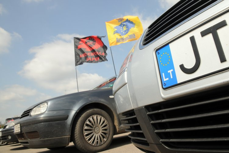 Авто на єврономерах в Україні: ввезення, користування і штрафи