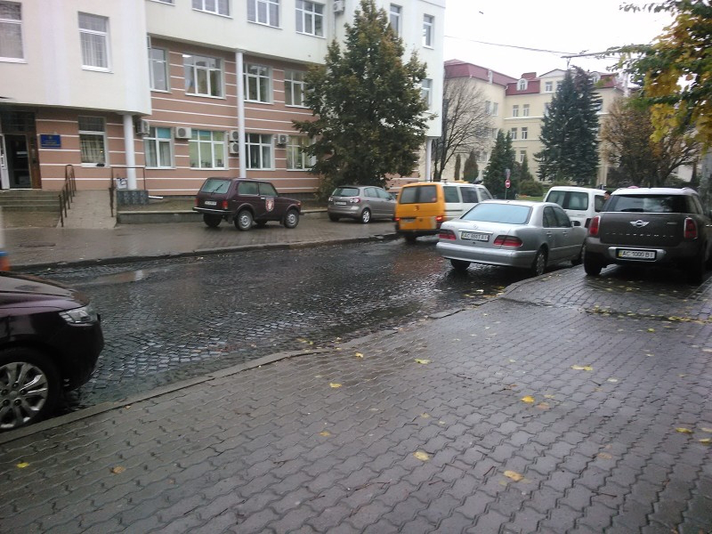 Лучани просять парковку на вулиці Богдана Хмельницького