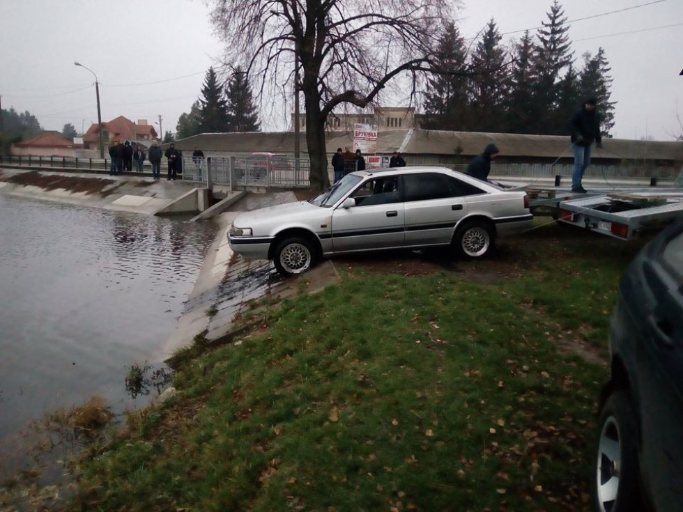 У Луцьку зі ставка витягнули автівку (Відео)