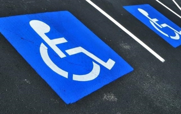 За паркування на місцях для осіб з інвалідністю у Луцьку оштрафували 17 водіїв