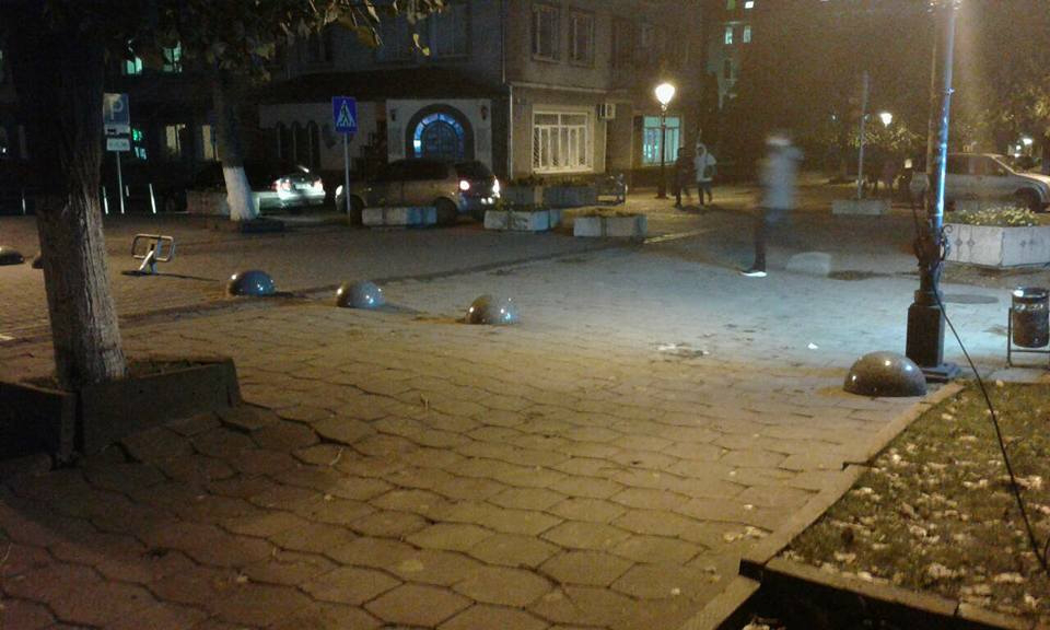 На Лесі Українки зруйнували обмежувач руху (фото) 
