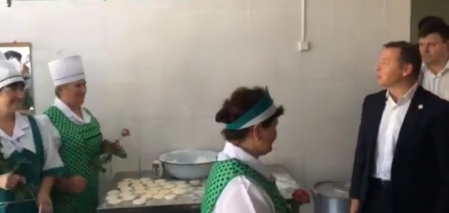 Ляшко в Луцьку вручив квіти кухаркам геріатричного пансіонату (відео) 