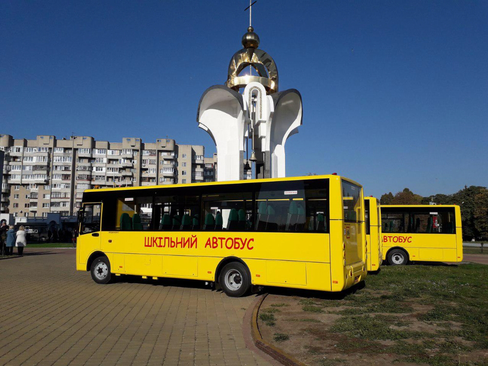 «Богдан» передав автобуси волинським школярам (фото)
