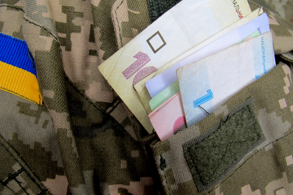 Посадові оклади українських  військовослужбовців збільшили у 4,5 рази