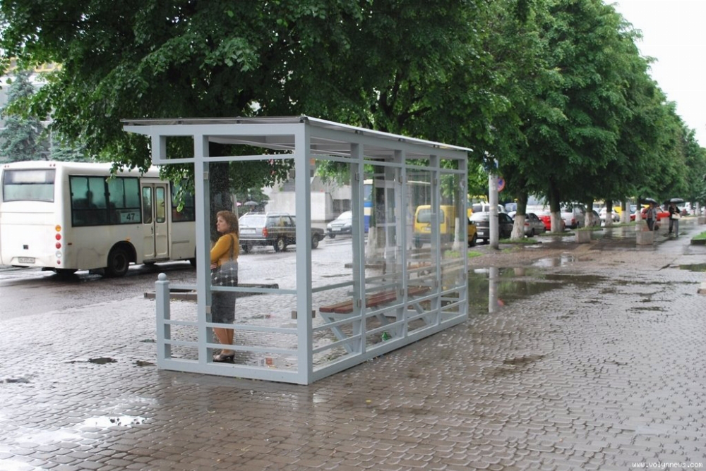 У Луцьку облаштовують зупинки громадського транспорту