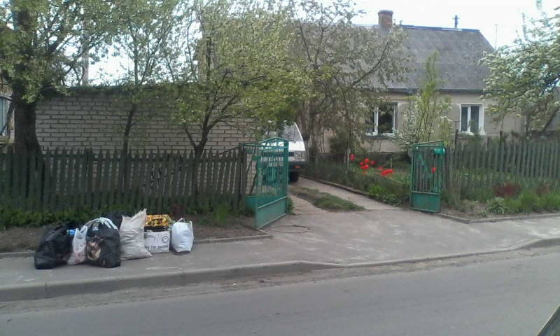 Муніципали спіймали лучан, які викидають сміття на тротуари (фото) 