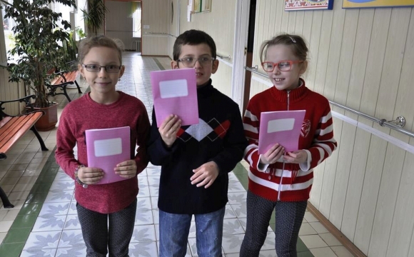 Діти із вадами зору отримали спеціальні зошити від Волинської друкарні (фото)