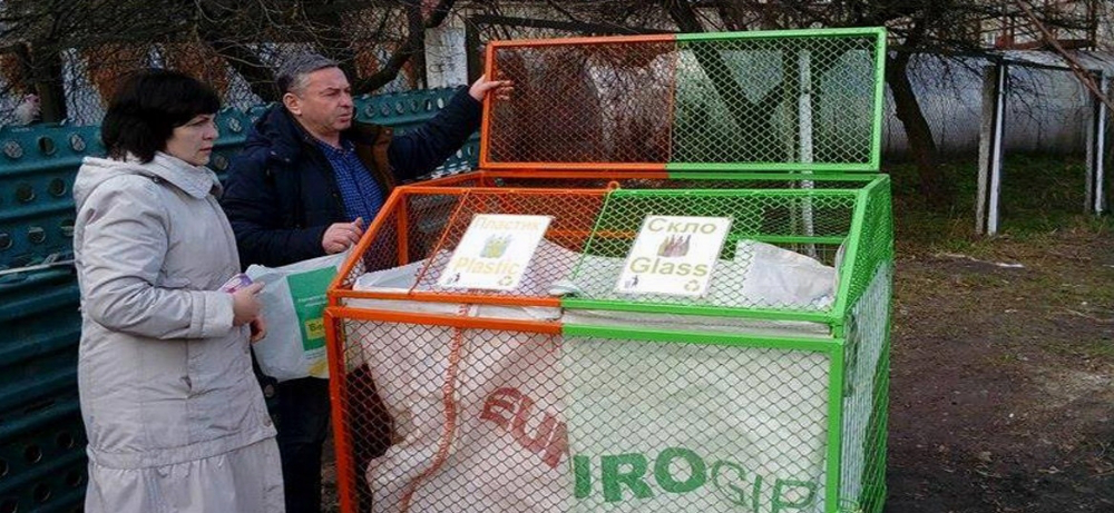 У Володимирі встановили перші контейнери для роздільного збору сміття
