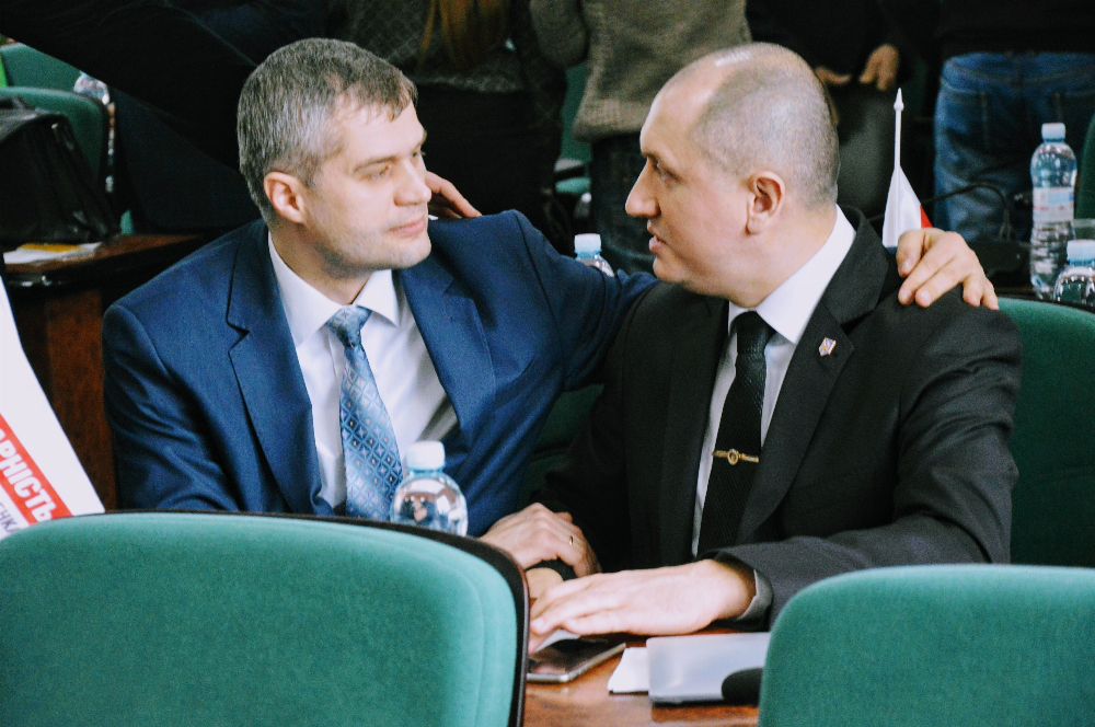 Політичний двобій в Луцькраді, або Репортаж із сесії, якої не було