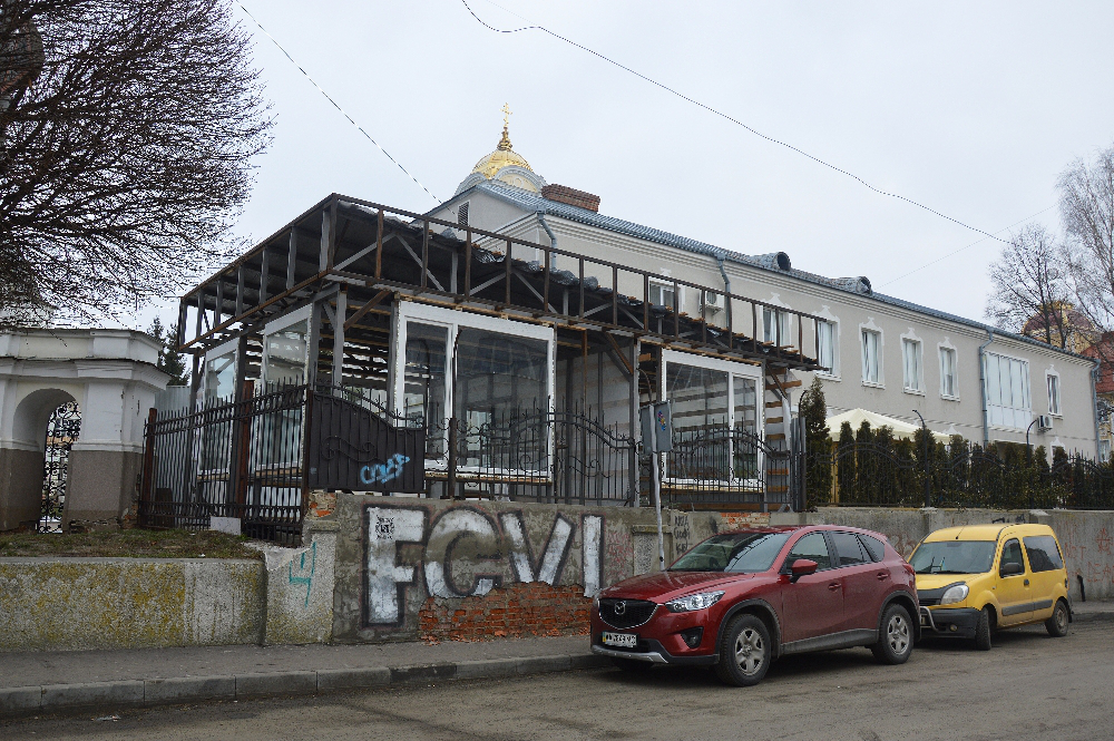 У центрі Луцька будують церковний магазин (фото)