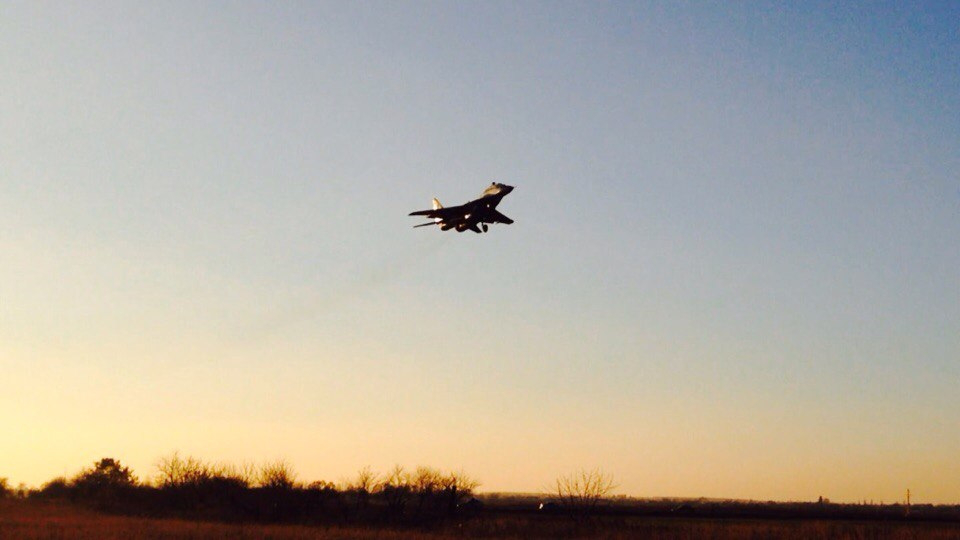 Злети і приземлення винищувачів на луцькому аеродромі (відео)