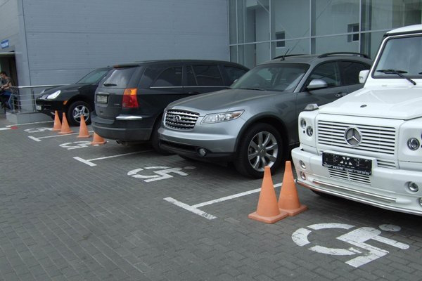 За парковку на місцях для інвалідів хочуть збільшити штраф 