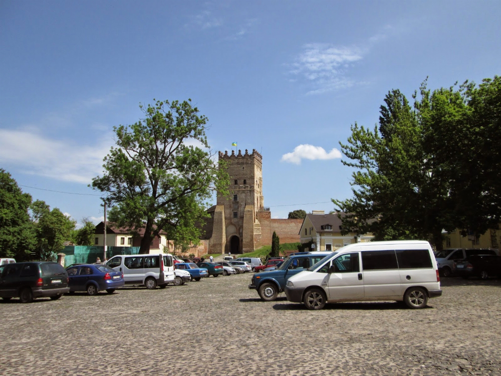 У Луцьку біля замку Любарта запрацювала платна парковка