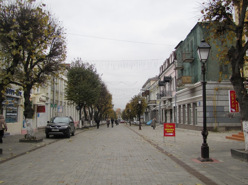 Лучани нарікають на автівки, які їздять вулицею Лесі Українки 