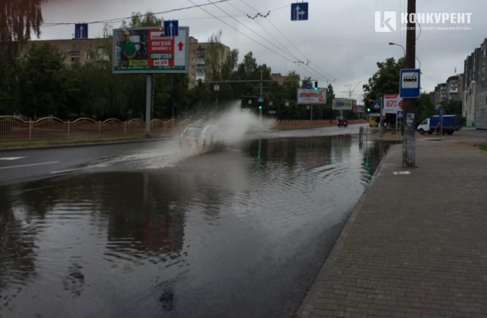Мер пояснив, чому після дощу затоплює вулиці Луцька