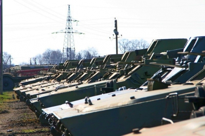 Колишнє керівництво Збройних сил продало війського майна на 2 мільярда,  – Луценко