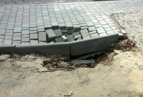 Нещодавно облаштований тротуар у Луцьку «розсипався» (фотофакт)