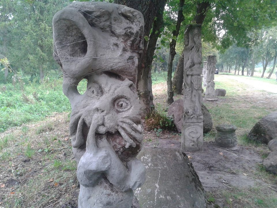 «Алея казок» у луцькому парку налічує вже 22 скульптури 
