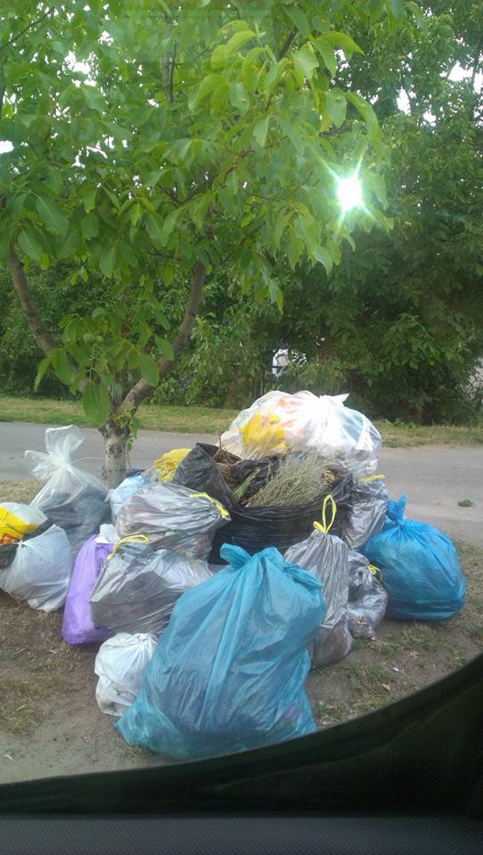 Лучани не хочуть встановлювати контейнери і викидають сміття на вулиці 