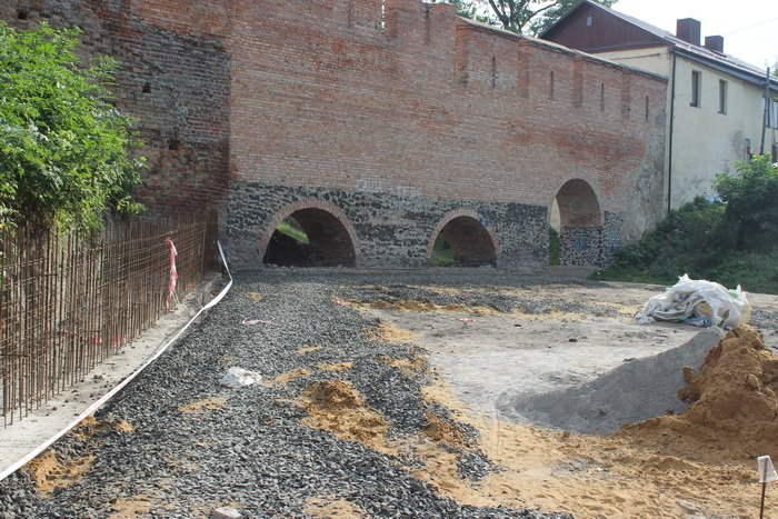 Показали, як ремонтують вулиці Луцька та «підпирають» Замок Любарта