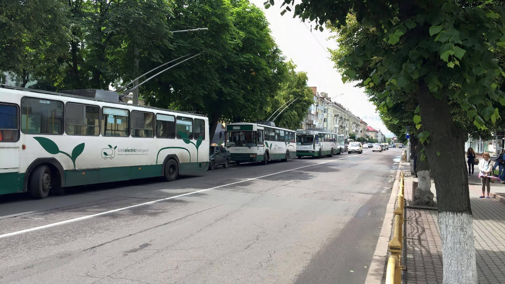 У центрі Луцька – затор: зупинилися тролейбуси 