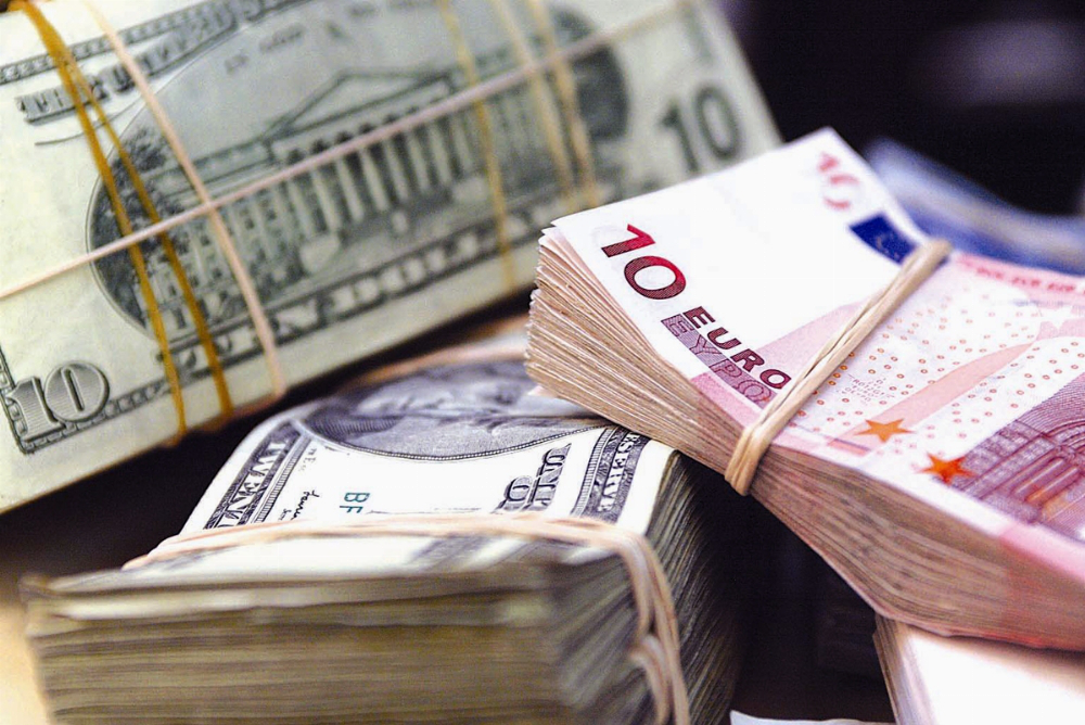 У травні українці продали валюти в рази більше, ніж купили 