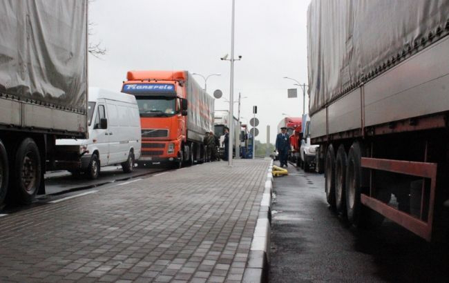Туреччина знову пропускає українські вантажівки
