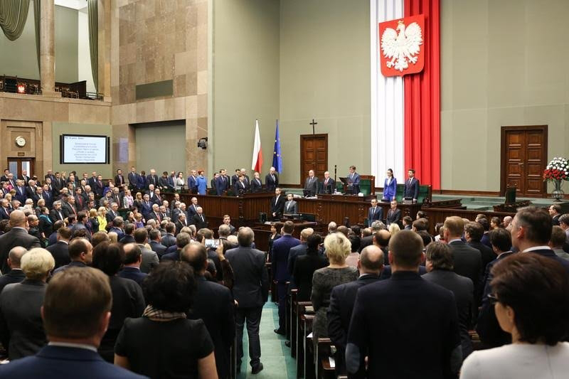 У Польщі депутата-кнопкодава вигнали з фракції та погрожують прокуратурою