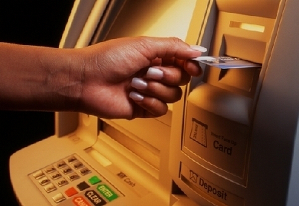 В Україні банки блокуватимуть видачу коштів з карток