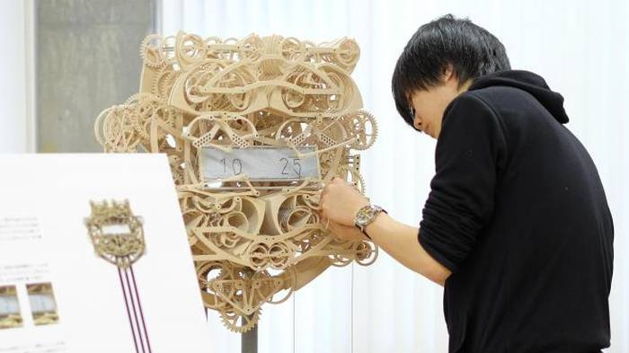 Японський студент створив годинник, який пише час «від руки». ВІДЕО