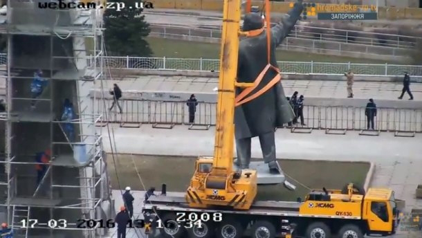В Україні демонтували найбільшого Леніна