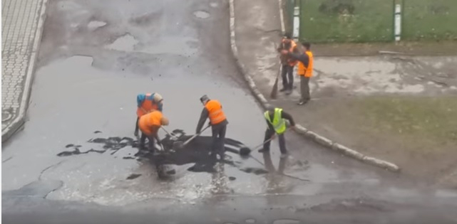 Луцькі комунальники прокоментували відео ремонту дороги на вулиці Федорова
