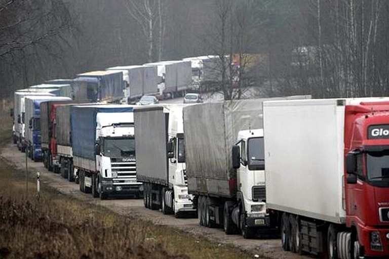 Мінінфраструктури стверджує про безперешкодний транзитний рух вантажівок Україною