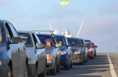На україно-польському кордоні  стоять черги з 380 автомобілів