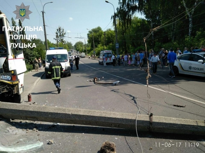 Поліція назвала ймовірну причину аварії за участю маршрутки в Луцьку 
