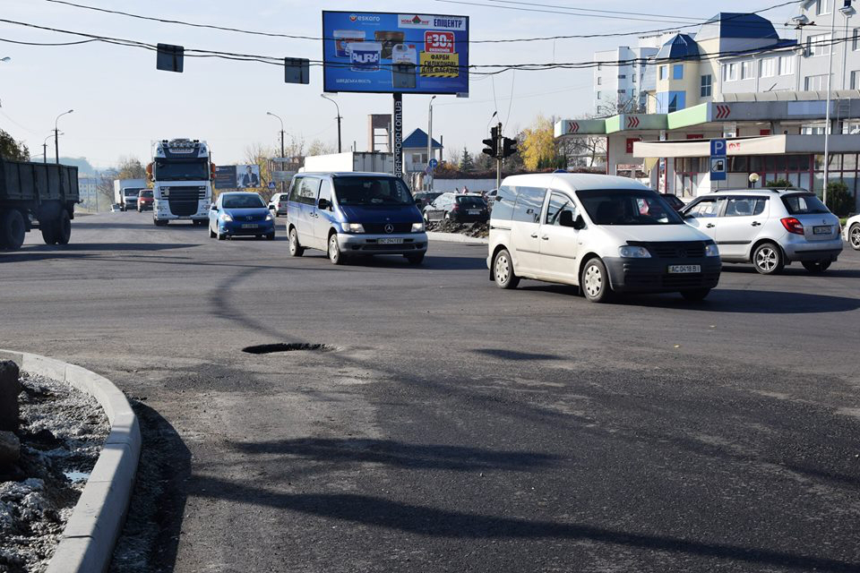 На перехресті Дубнівської та Карпенка-Карого збільшили кількість автосмуг