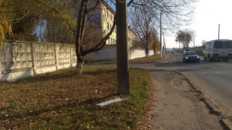 У Луцьку ртутні лампи викинули на тротуар (фото)