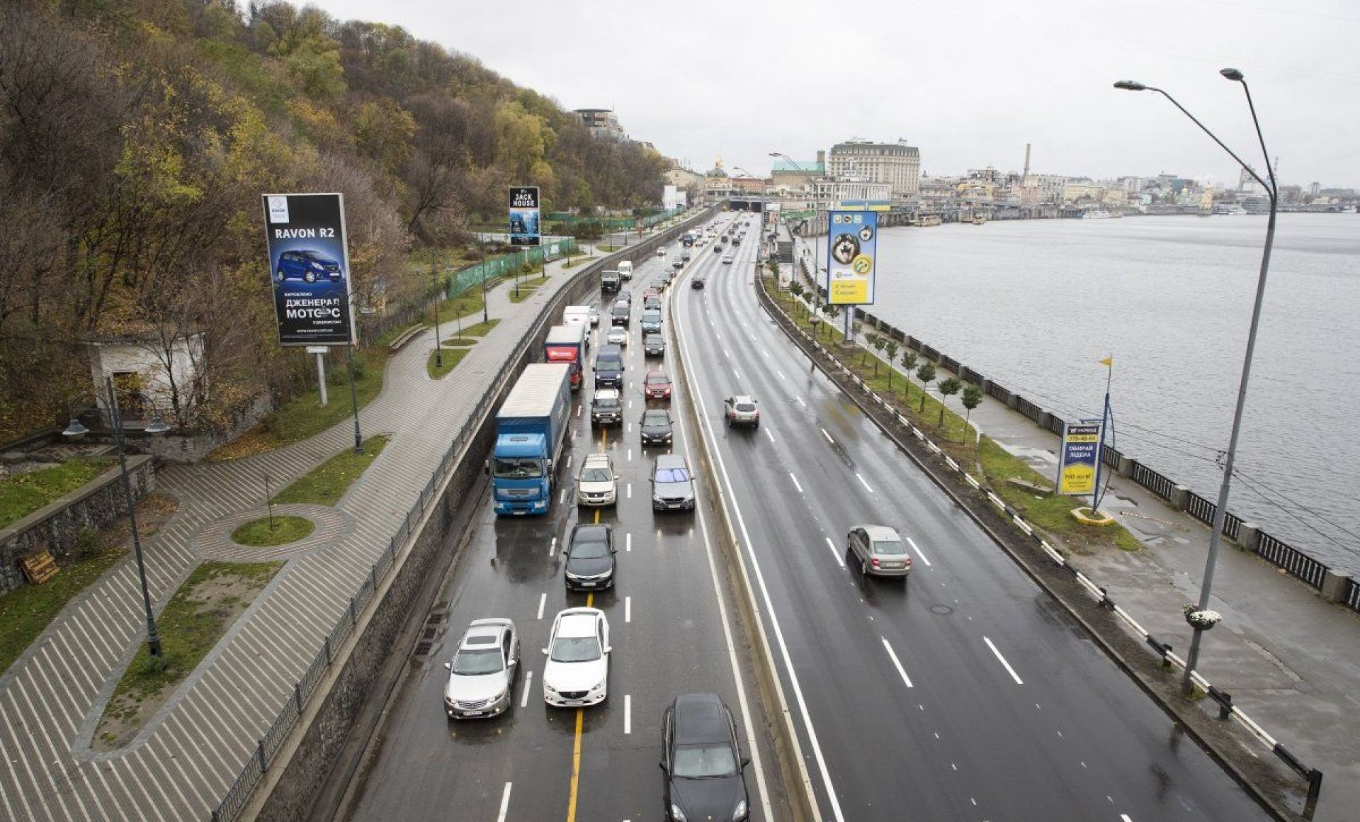 На українських трасах хочуть змінити ширину смуг