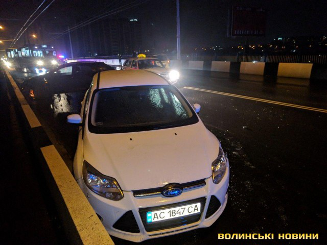 4 авто і слизька дорога: у Луцьку на мосту трапилася ДТП (фото)