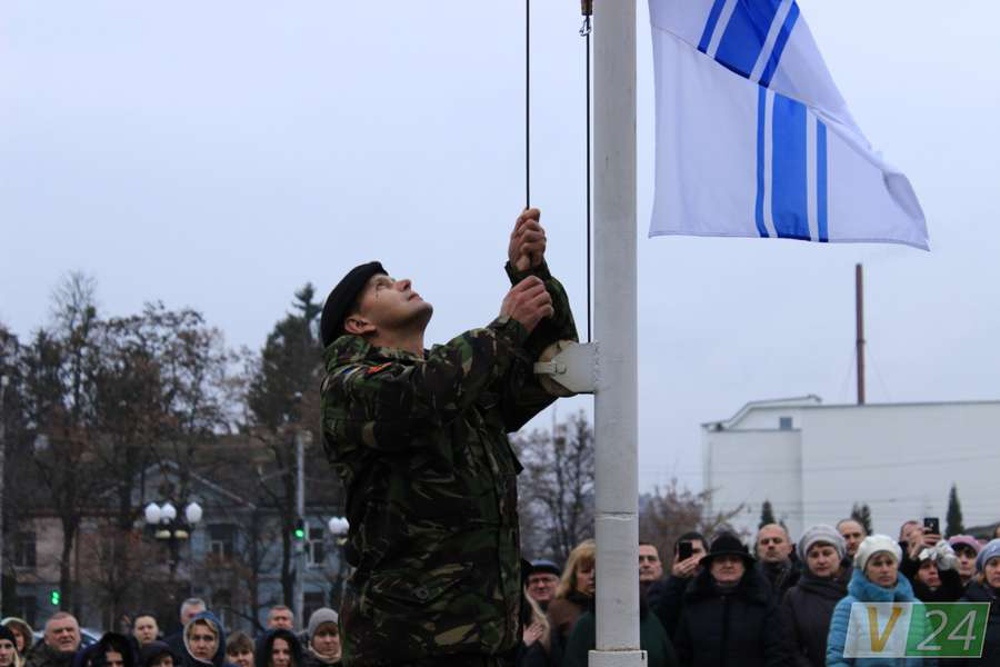 У Луцьку вкрали прапор, який підняли на підтримку полонених моряків