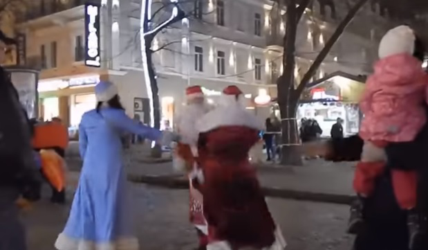 В Одесі Діди Морози побилися за місце під ялинкою (відео)