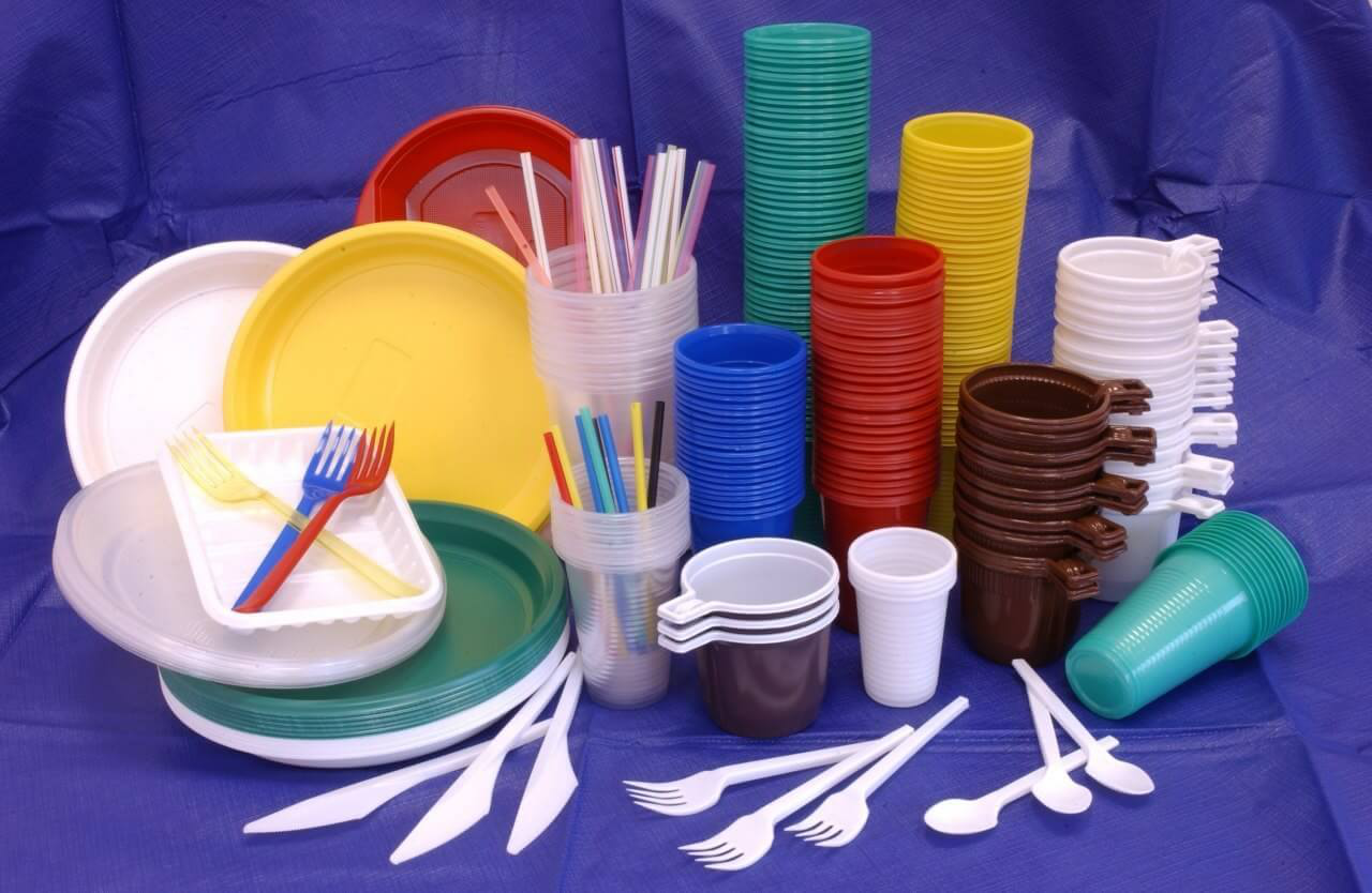 У Євросоюзі заборонили одноразовий пластиковий посуд